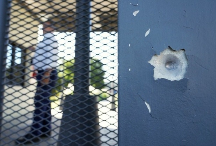 Uno de los disparos impactó contra el portón de ingreso a TVL. (Alan Monzón/Rosario3)