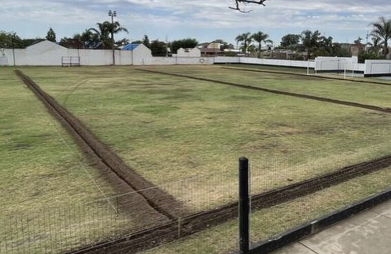 La cancha auxiliar tendrá riego automático.