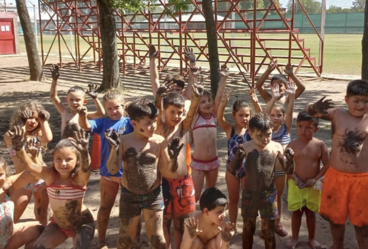 Imagen de La colonia de vacaciones de Talleres, cerró el 2022 con una jornada a puro barro.