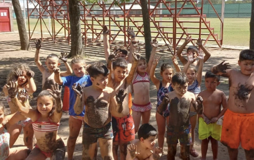 Imagen de La colonia de vacaciones de Talleres, cerr&oacute; el 2022 con una jornada a puro barro.