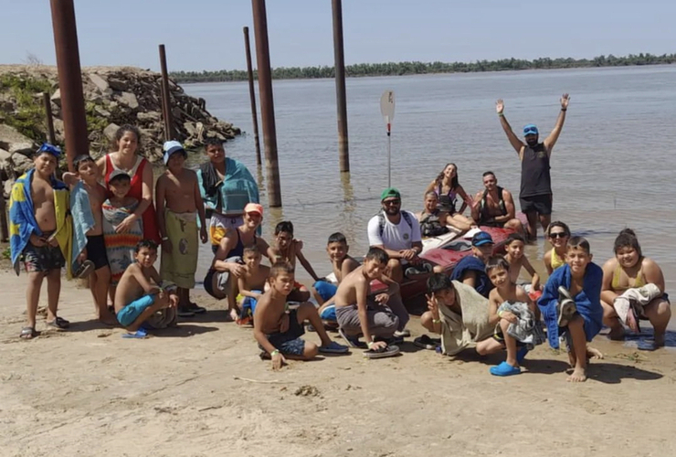 Imagen de Los chicos de 'El Galponcito' del barrio Virgen del Luján, visitaron el Rowing Club.