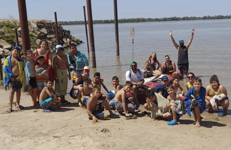 Imagen de Los chicos de 'El Galponcito' del barrio Virgen del Luján, visitaron el Rowing Club.