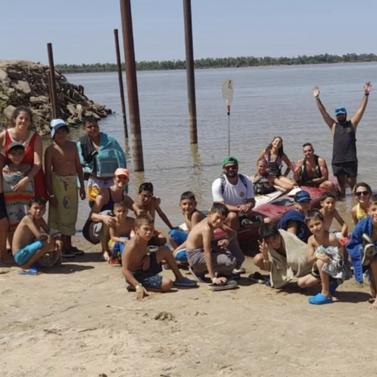 Imagen de Los chicos de 'El Galponcito' del barrio Virgen del Luján, visitaron el Rowing Club.