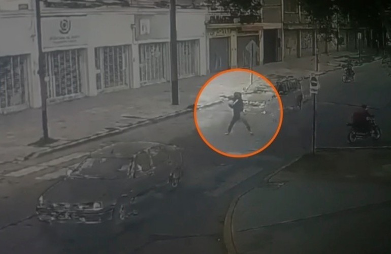 Así fue el ataque a balazos contra la sede de la Defensoría del Pueblo. (Captura Video)