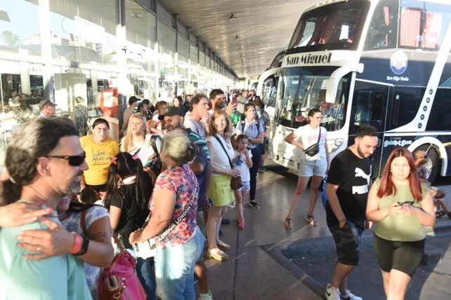 Imagen de Incesante movimiento de micros en la Terminal en el inicio de la temporada