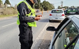 Documentos, por favor. Los puestos de control tienen por objetivo evitar accidentes.