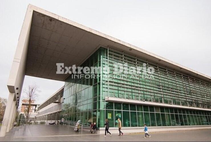 Imagen de Padre e hijo fueron baleados mientras cenaban en la vereda