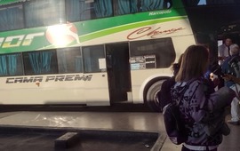 El colectivo es de la empresa Micromar. Los pasajeros mantuvieron fuertes discusiones con los choferes.
