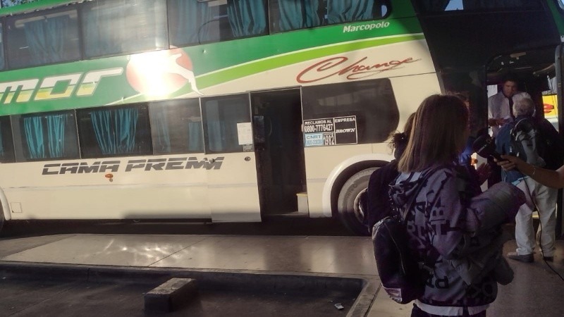 El colectivo es de la empresa Micromar. Los pasajeros mantuvieron fuertes discusiones con los choferes.
