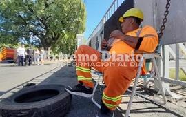 Imagen de Conflicto en Puerto Rosario: un despedido se encaden&oacute; para reclamar reincorporaciones