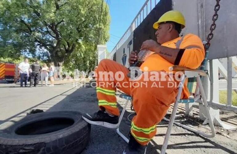 Imagen de Conflicto en Puerto Rosario: un despedido se encadenó para reclamar reincorporaciones