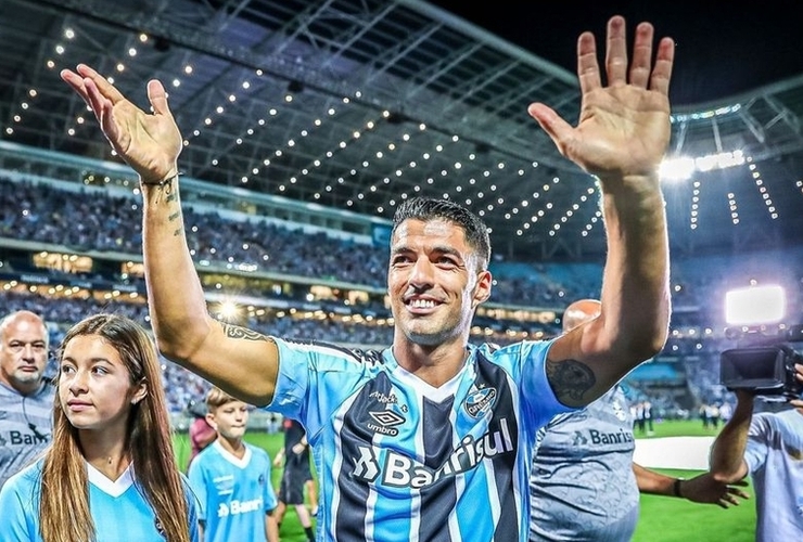 Imagen de Una multitud recibi&oacute; a Luis Su&aacute;rez en su presentaci&oacute;n con la camiseta de Gremio