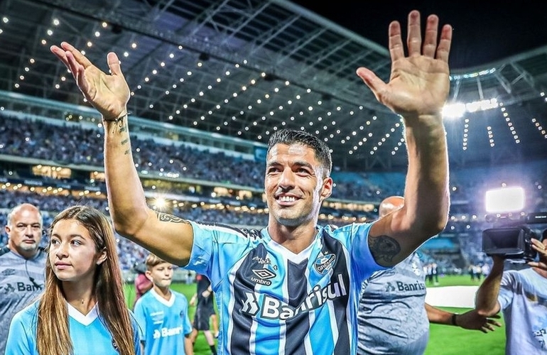 Imagen de Una multitud recibi&oacute; a Luis Su&aacute;rez en su presentaci&oacute;n con la camiseta de Gremio