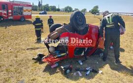 Irreconocible. As&iacute; qued&oacute; el coche que dio varios tumbos hasta quedar en el cantero central.
