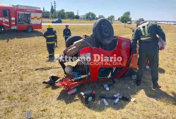 Irreconocible. Así quedó el coche que dio varios tumbos hasta quedar en el cantero central.