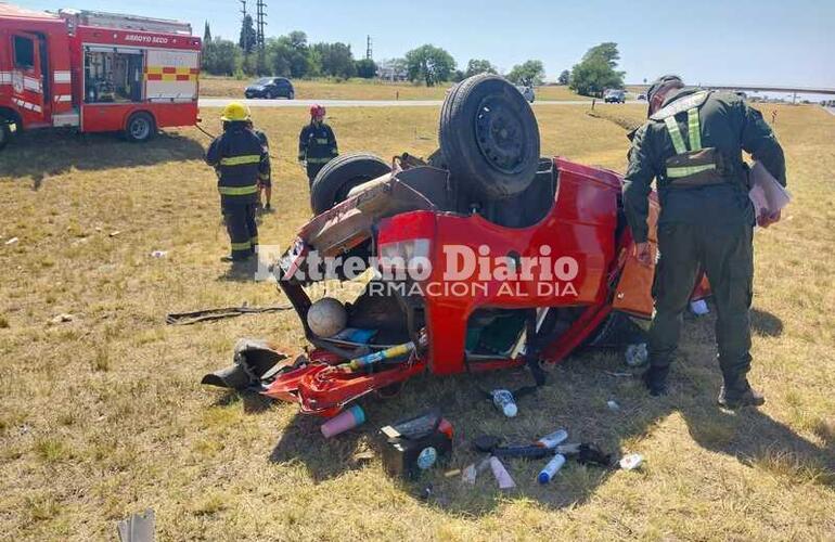 Irreconocible. Así quedó el coche que dio varios tumbos hasta quedar en el cantero central.