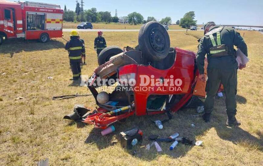 Irreconocible. As&iacute; qued&oacute; el coche que dio varios tumbos hasta quedar en el cantero central.
