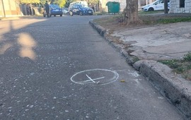 La v&iacute;ctima del crimen de Alberdi se encontraba dentro de un veh&iacute;culo tipo trafic en la esquina de Matheu y Zelaya. (R. Lescano)