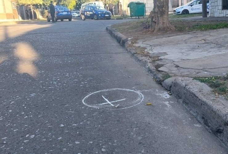 La víctima del crimen de Alberdi se encontraba dentro de un vehículo tipo trafic en la esquina de Matheu y Zelaya. (R. Lescano)