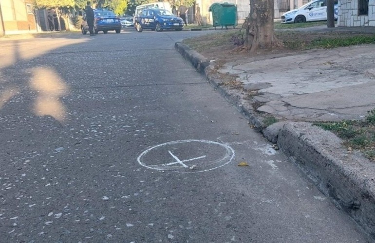 La víctima del crimen de Alberdi se encontraba dentro de un vehículo tipo trafic en la esquina de Matheu y Zelaya. (R. Lescano)