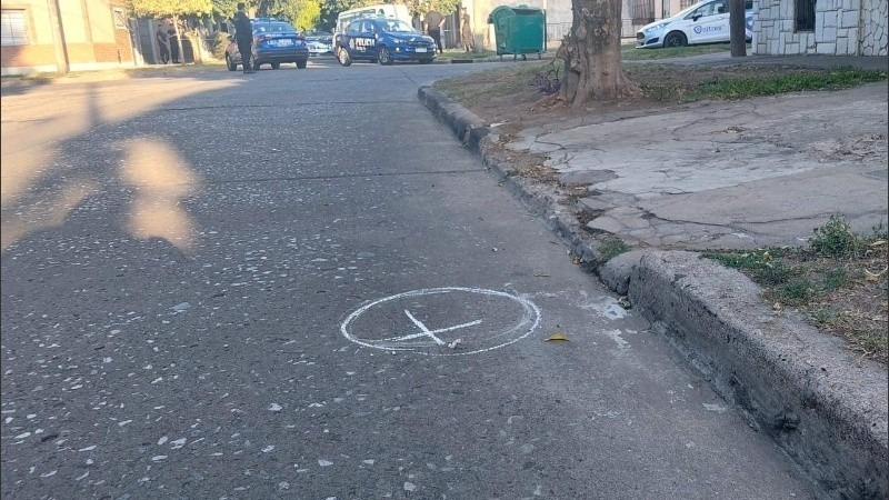 La v&iacute;ctima del crimen de Alberdi se encontraba dentro de un veh&iacute;culo tipo trafic en la esquina de Matheu y Zelaya. (R. Lescano)