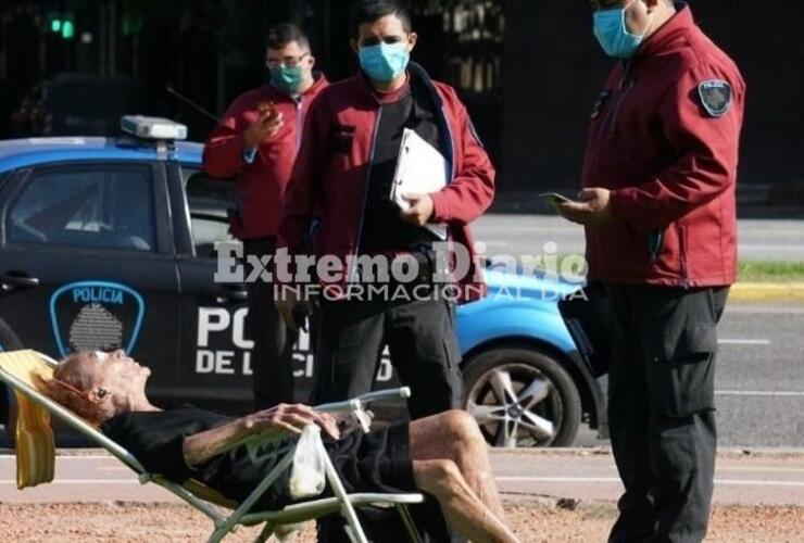 Imagen de Murió la mujer que rompió la cuarentena en plena pandemia para tomar sol en una plaza