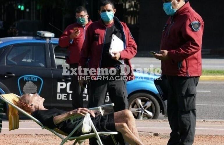 Imagen de Murió la mujer que rompió la cuarentena en plena pandemia para tomar sol en una plaza