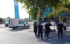 La Polic&iacute;a y una ambulancia trabajaban en el lugar.