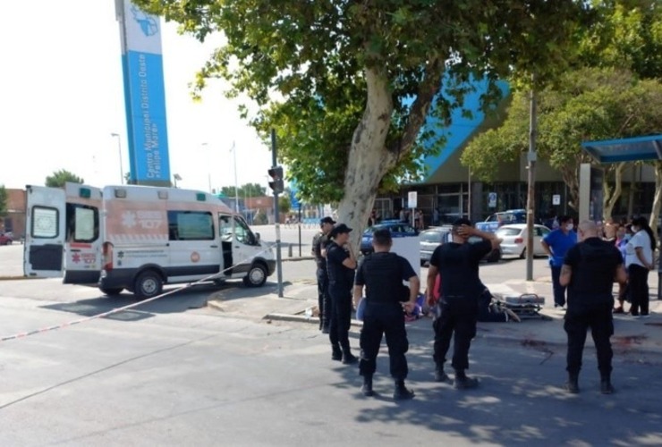 La Policía y una ambulancia trabajaban en el lugar.