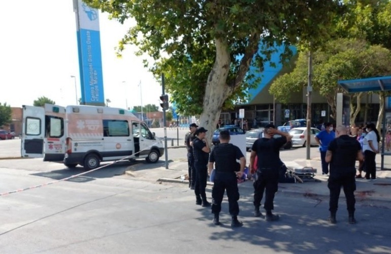 La Policía y una ambulancia trabajaban en el lugar.