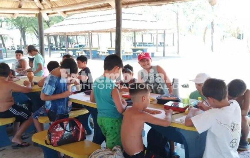 Imagen de Los talleres culturales de dibujo y pintura visitaron la colonia municipal