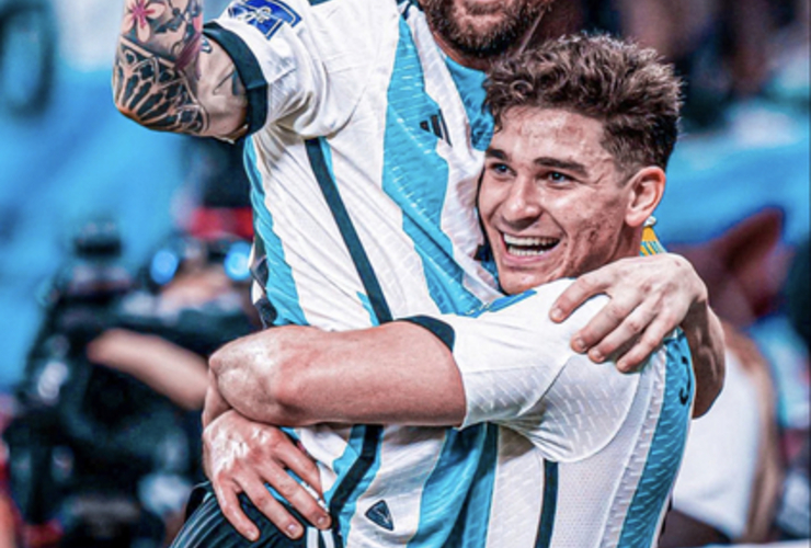 Imagen de Lionel Messi y Julián Álvarez, están nominados al Premio The Best como Mejor Jugador 2022.