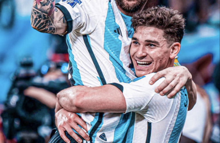 Imagen de Lionel Messi y Julián Álvarez, están nominados al Premio The Best como Mejor Jugador 2022.