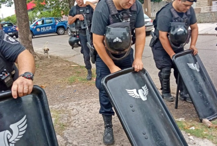 Imagen de Casilda se llenó de policías para talar en el parque Sarmiento contra la resistencia de los vecinos