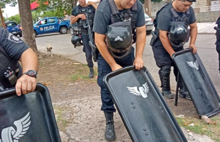 Imagen de Casilda se llenó de policías para talar en el parque Sarmiento contra la resistencia de los vecinos