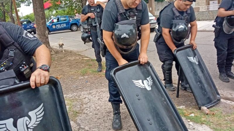 Imagen de Casilda se llen&oacute; de polic&iacute;as para talar en el parque Sarmiento contra la resistencia de los vecinos
