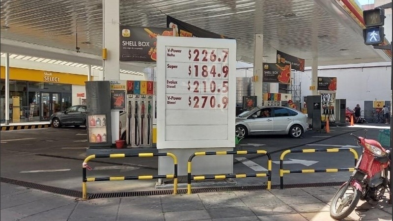 En estaciones de servicio de Rosario de la marca Shell, el litro de nafta s&uacute;per ronda los 184, 90 pesos mientras que la V-Power se ubica en los 226.7 pesos (Rosario3)