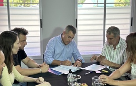 Imagen de Gherardi y Kaufmann, firmaron convenio del 'Plan Incluir', para obras p&uacute;blicas en Pueblo Esther.