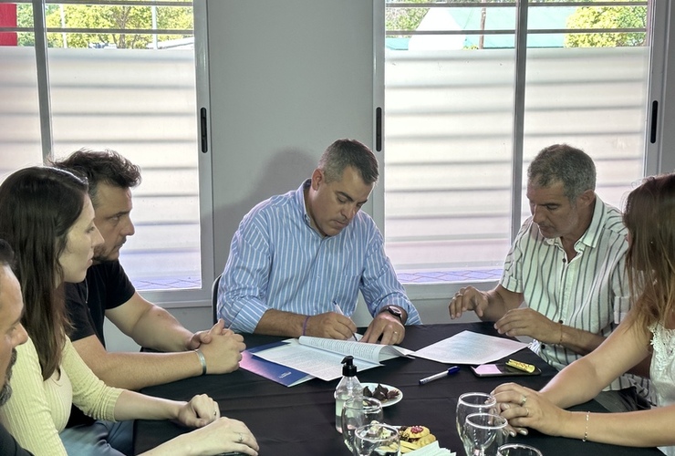 Imagen de Gherardi y Kaufmann, firmaron convenio del 'Plan Incluir', para obras p&uacute;blicas en Pueblo Esther.