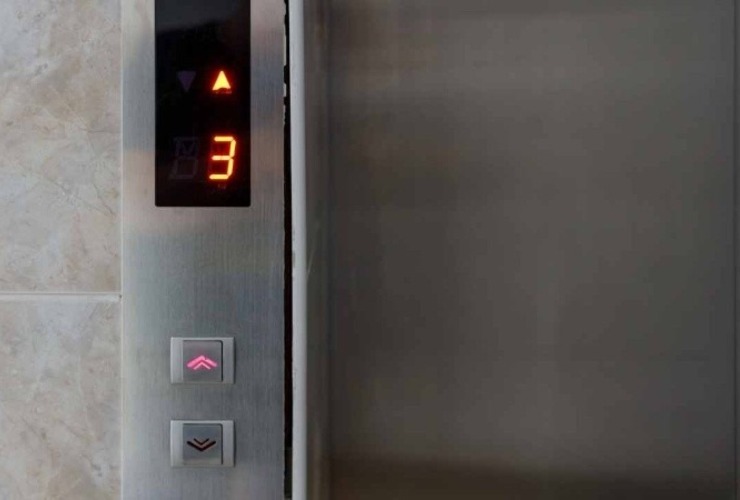 Imagen de Esc&aacute;ndalo y repudio en un edificio en Chubut: encuentran a dos personas teniendo sexo en el ascensor