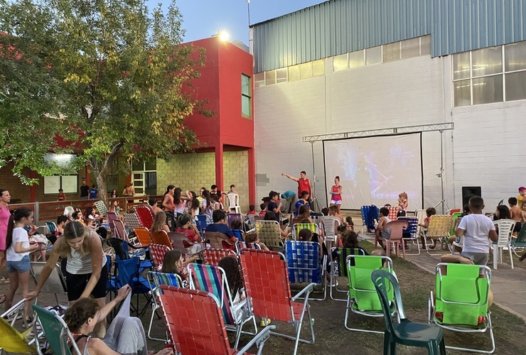 Imagen de La Colonia del C.A.T. llevó adelante el Cine a la Reposera