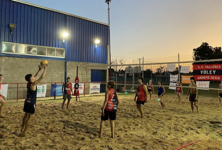 Imagen de El torneo de Beach Vóley 'mixto' de Talleres, llegó a sus instancias finales.