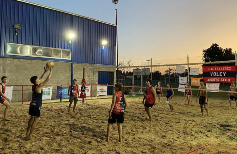 Imagen de El torneo de Beach Vóley 'mixto' de Talleres, llegó a sus instancias finales.