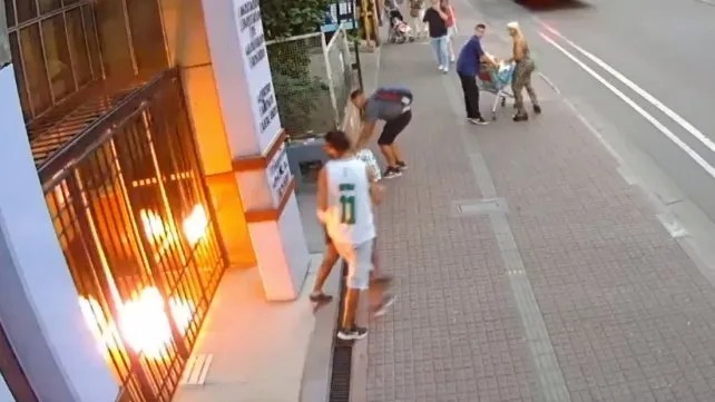 El momento exacto del ataque incendiario en Empleados de Comercio, en Corrientes al 400.