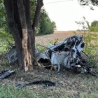 El Peugeot 208 en el que viajaban Agustín Fratini (27) y Ciro Franceschetti (24) quedó literalmente partido al medio luego del impacto con el árbol ubicado a pocos metros de la banquina.