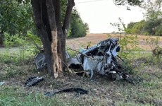 El Peugeot 208 en el que viajaban Agustín Fratini (27) y Ciro Franceschetti (24) quedó literalmente partido al medio luego del impacto con el árbol ubicado a pocos metros de la banquina.