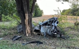 El Peugeot 208 en el que viajaban Agust&iacute;n Fratini (27) y Ciro Franceschetti (24) qued&oacute; literalmente partido al medio luego del impacto con el &aacute;rbol ubicado a pocos metros de la banquina.