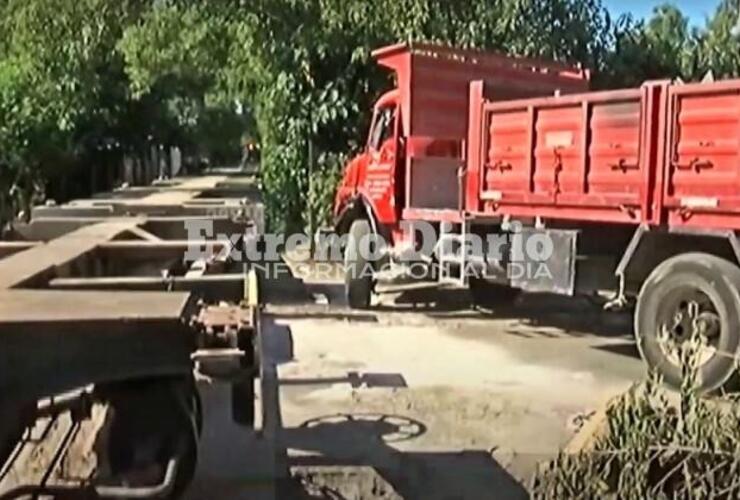 Imagen de Pudo ser tragedia: un tren arrolló a un camión en un cruce sin barreras ni visibilidad