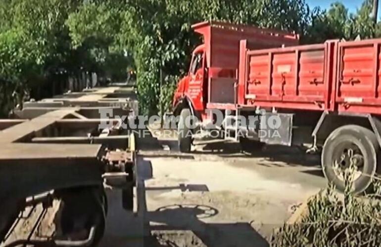 Imagen de Pudo ser tragedia: un tren arrolló a un camión en un cruce sin barreras ni visibilidad