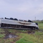 El camión cisterna y el automóvil terminaron en la banquina. (Foto: Eldepartamental.com)